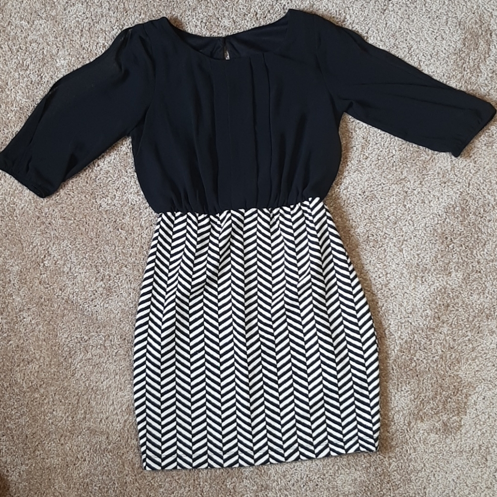 iz Byer dress. Black/white chevron bottom Sz Small